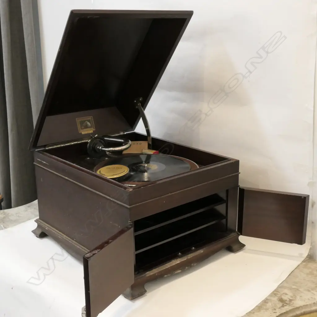 GRAMOPHONE RECORD PLAYER  Image 1++