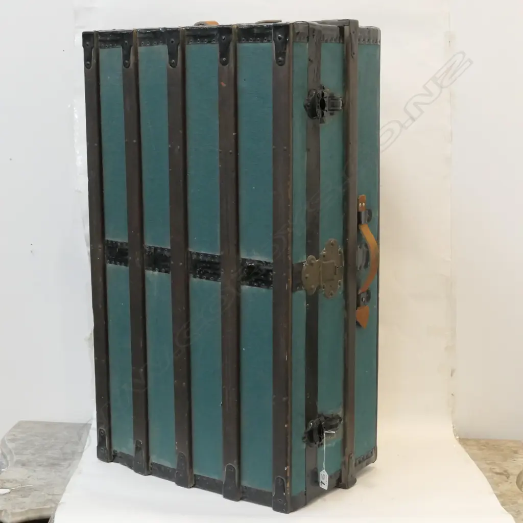 WOOD BANDED TRAVEL TRUNK W. 890 Image 1++