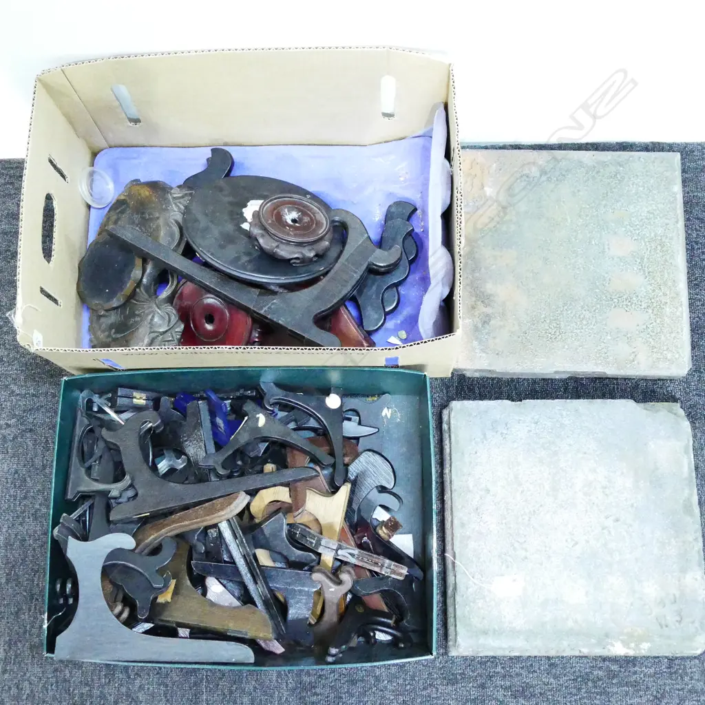 2 BOXES OF FOLDING PLATE STANDS WITH 2 TILES Image 1++