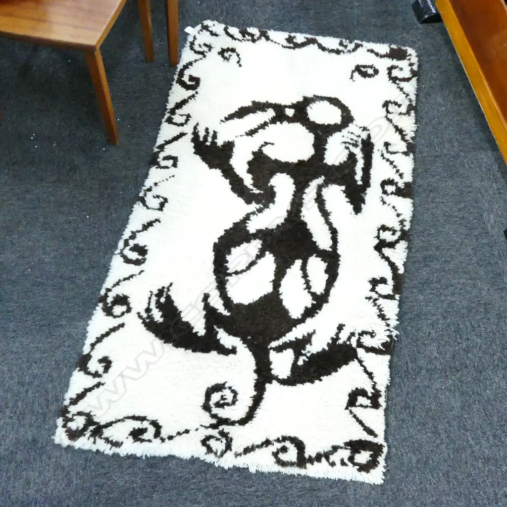 MAORI ROCK DRAWING FLOOR RUG Image 1++