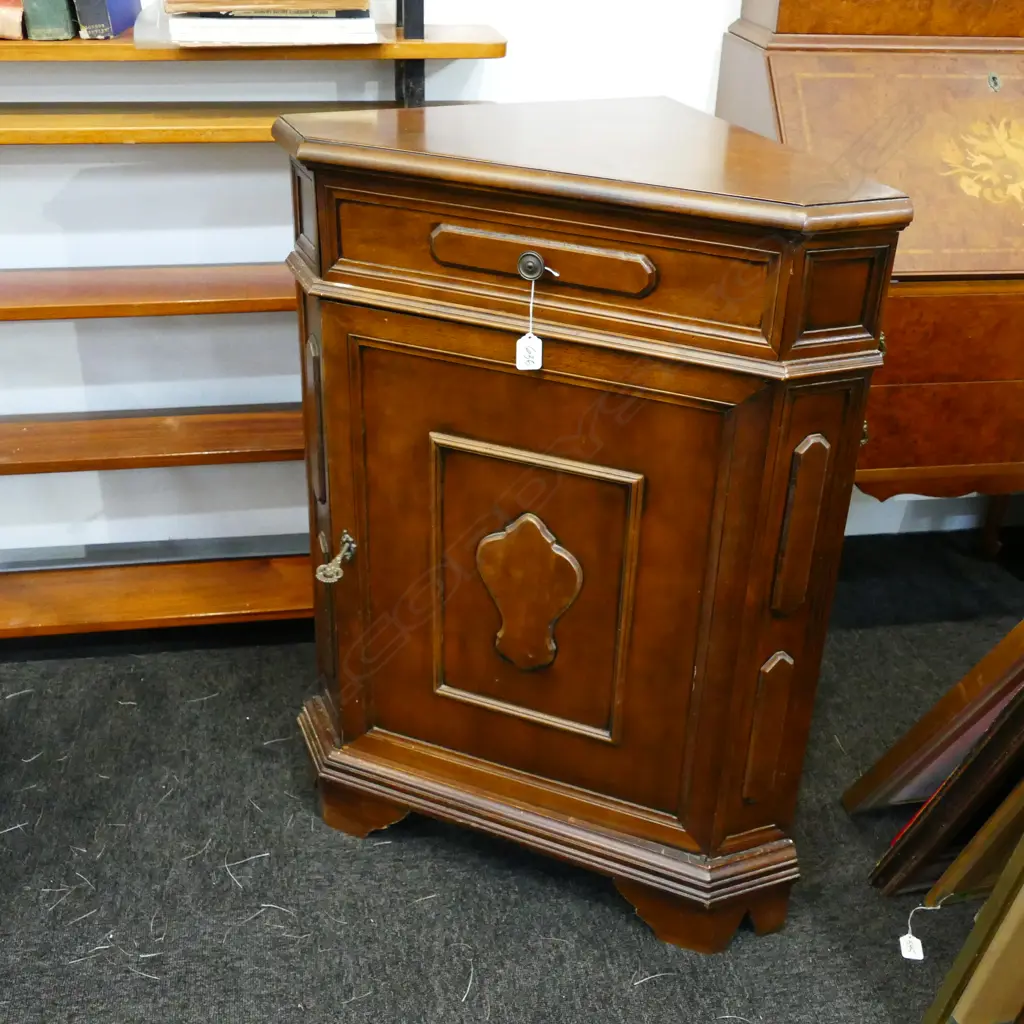 CORNER CABINET H 900MM W 660MM WIDEST Image 1++