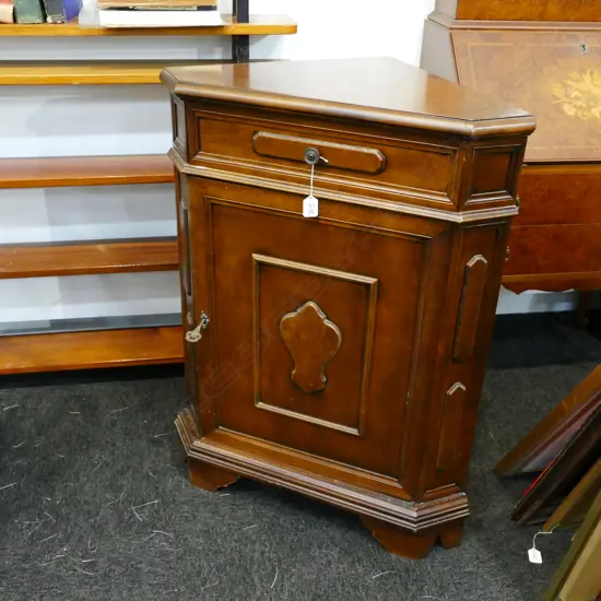 CORNER CABINET H 900MM W 660MM WIDEST