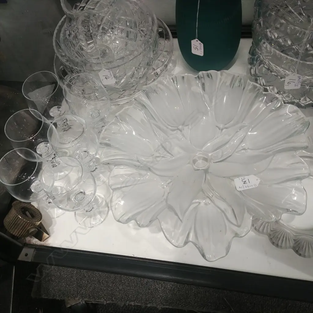 6 WINE GLASSES & GLASS COMPORT Image 1++