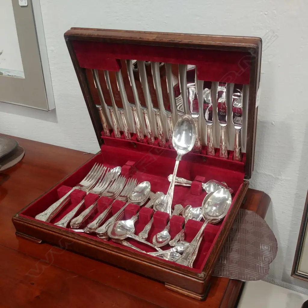 OAK CASED EP CUTLERY SET Image 1++