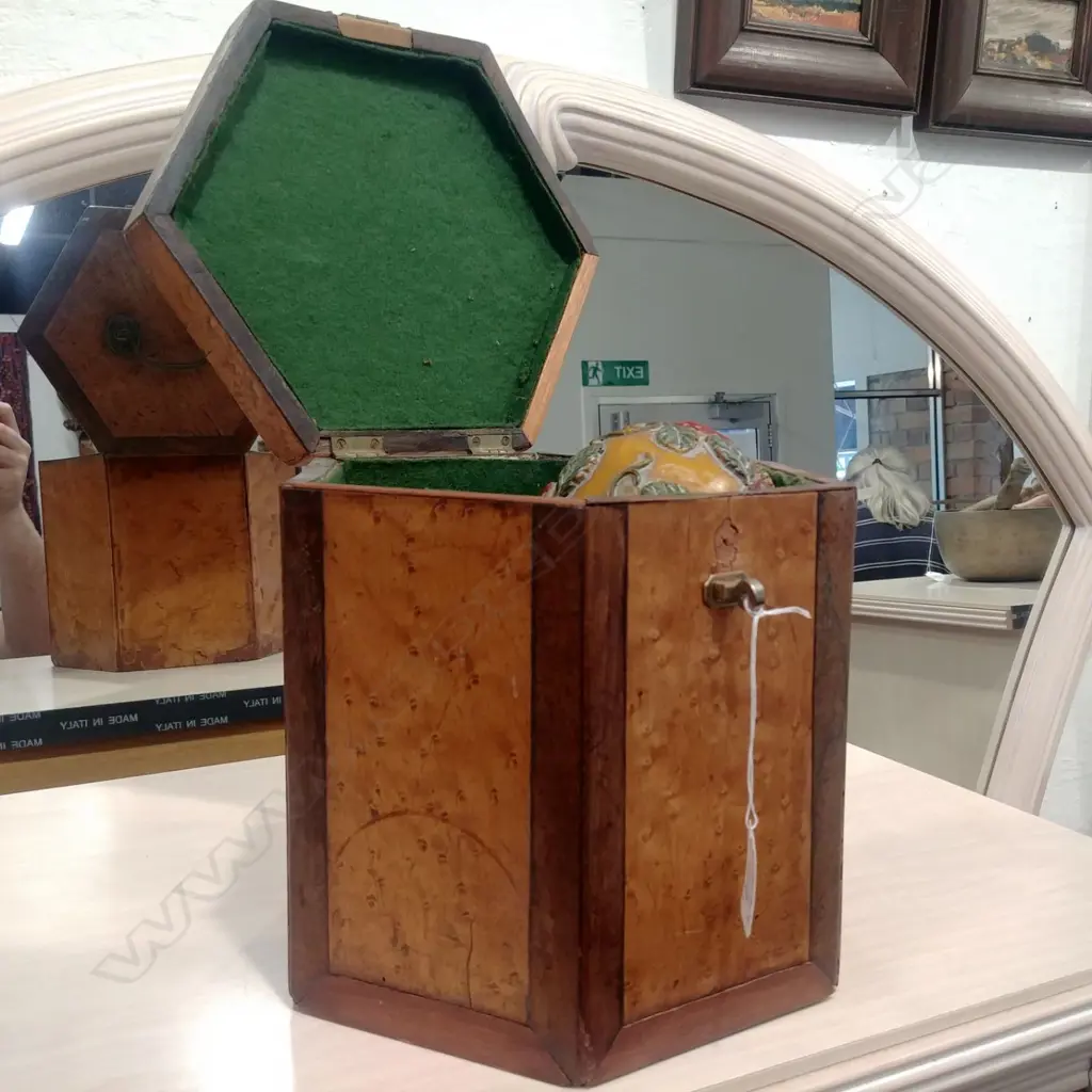 WOODEN BOX W/ 3 BAUBLES  Image 1++