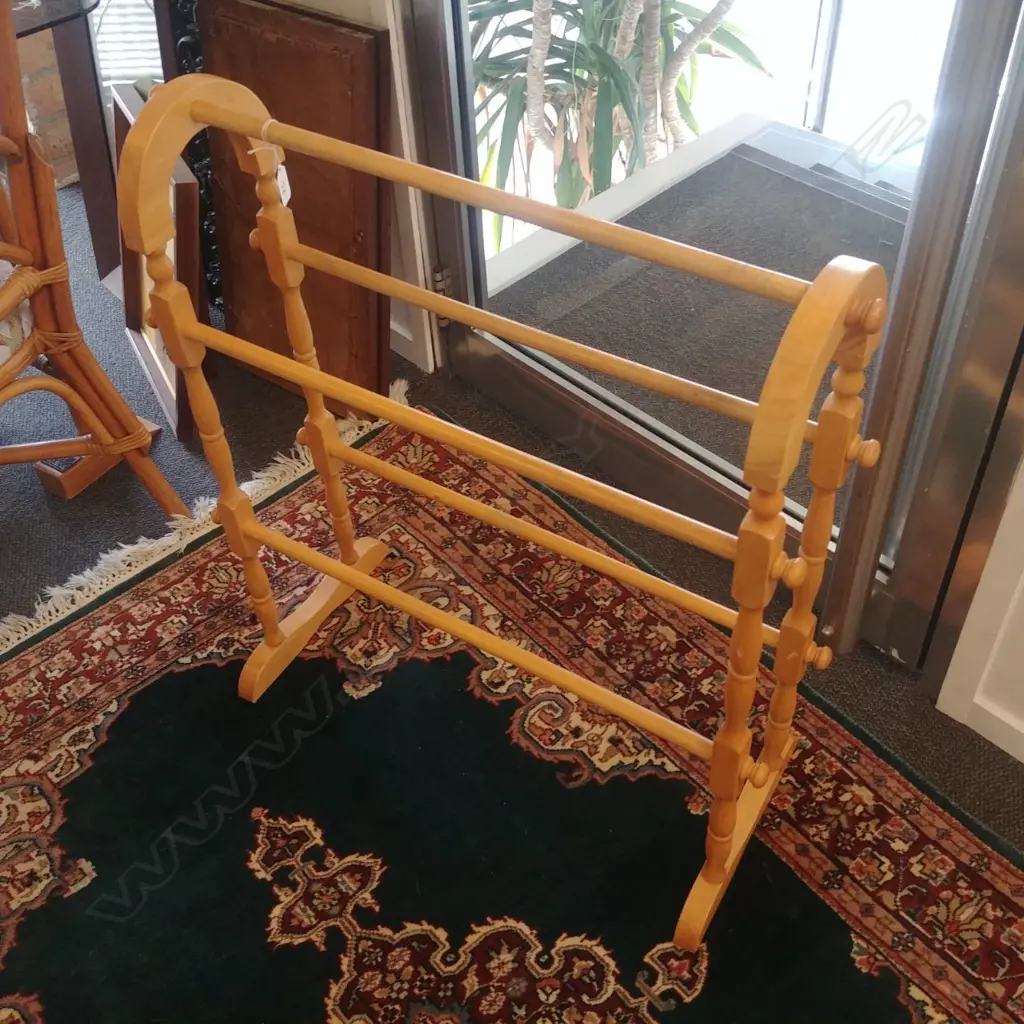 WOODEN TOWEL RAIL Image 1++