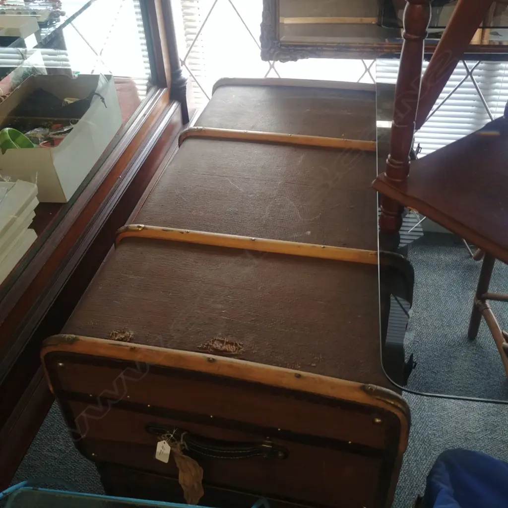 VINTAGE TRAVEL SUITCASE Image 1++