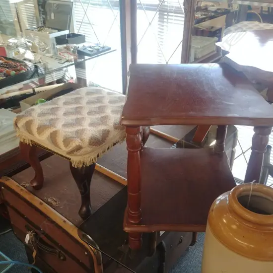 STOOL & SML SIDETABLE