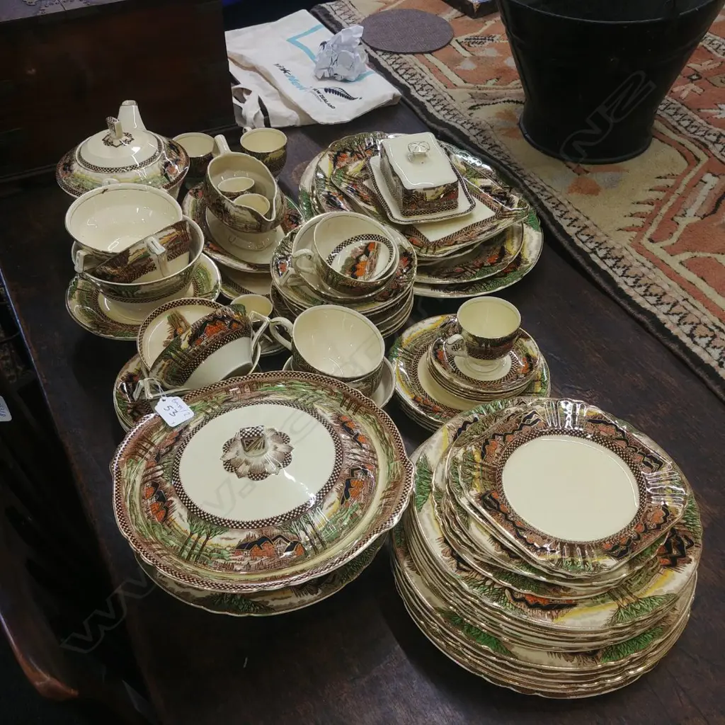 LARGE ALEXANDER POTTERIES DINNER SERVICE Image 1++