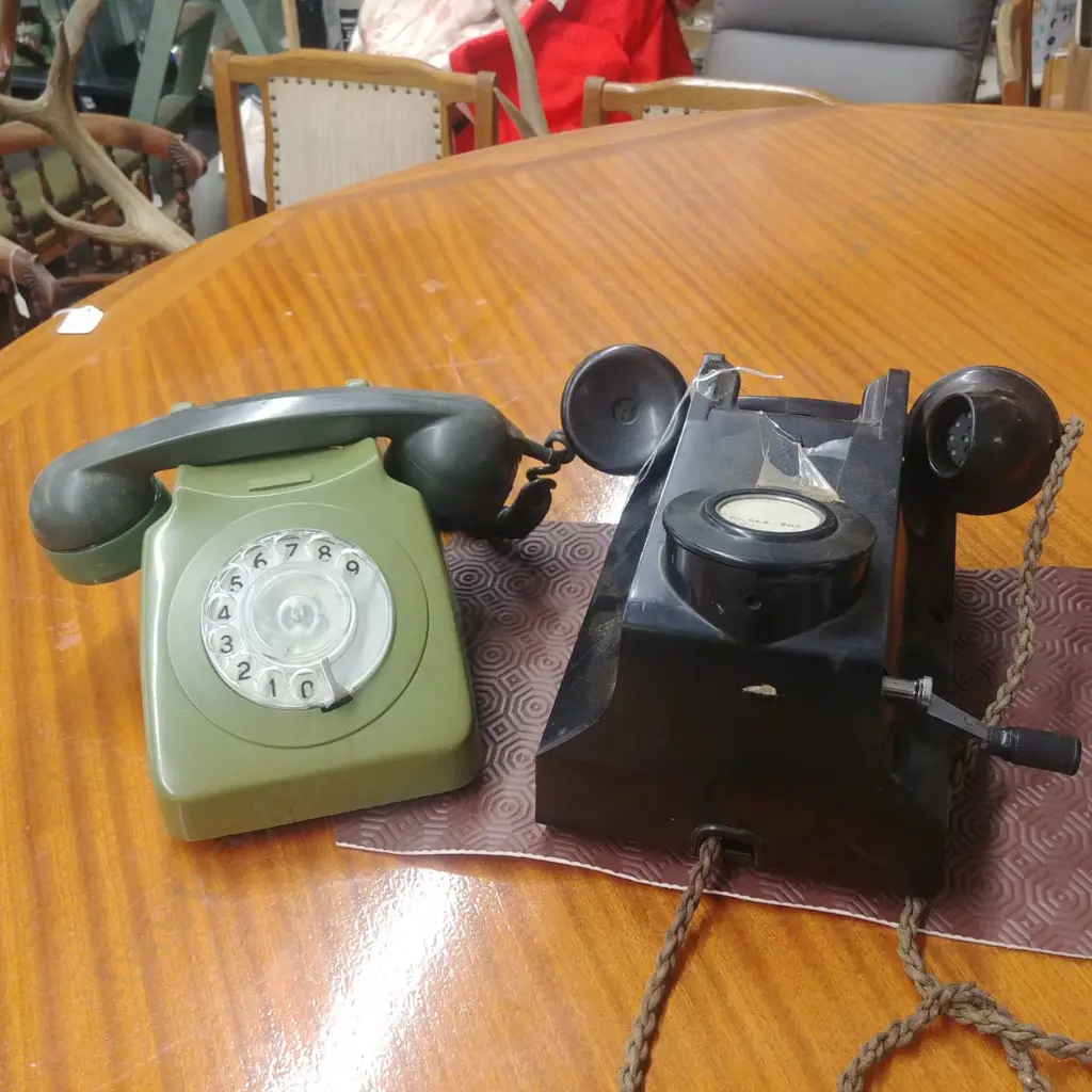 2 PHONES 1 GREEN 1 BLACK Image 1++