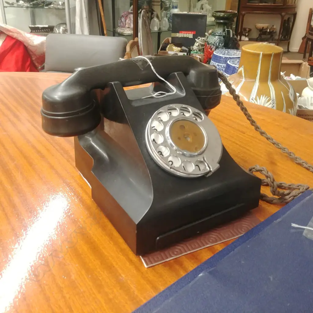 VINT. BLACK BAKELITE PHONE Image 1++