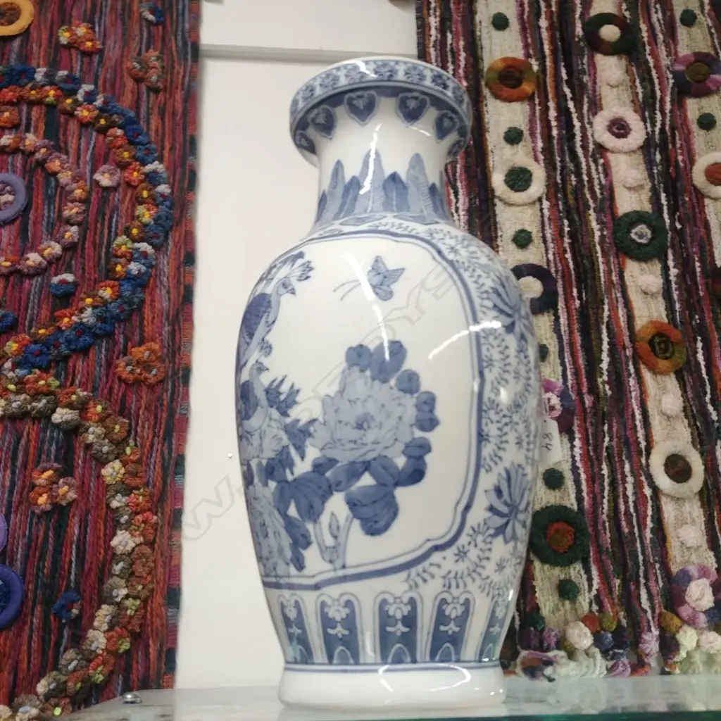 LARGE CHINESE B/W VASE Image 1++