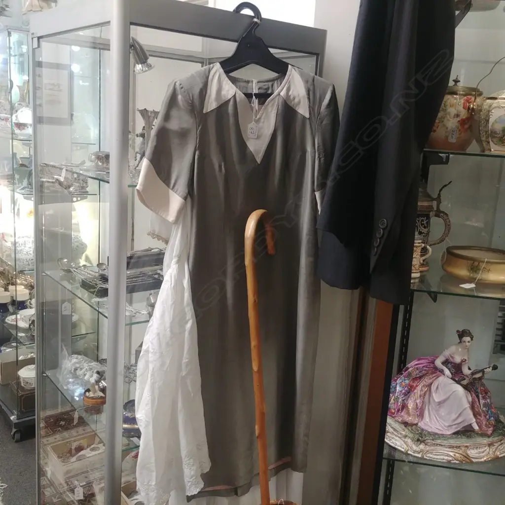 4 VINTAGE DRESSES Image 1++