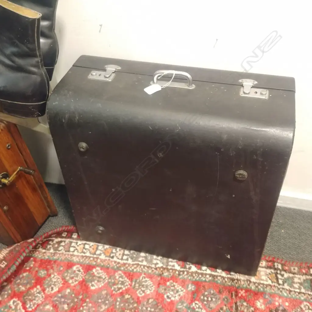 CASED PIANO ACCORDIAN Image 1++