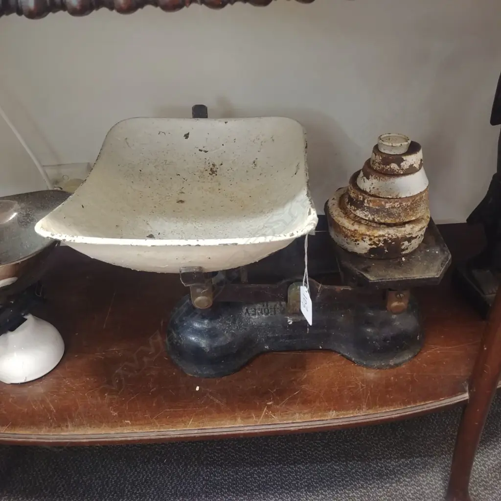 SET OF CAST IRON SCALES & WEIGHTS Image 1++
