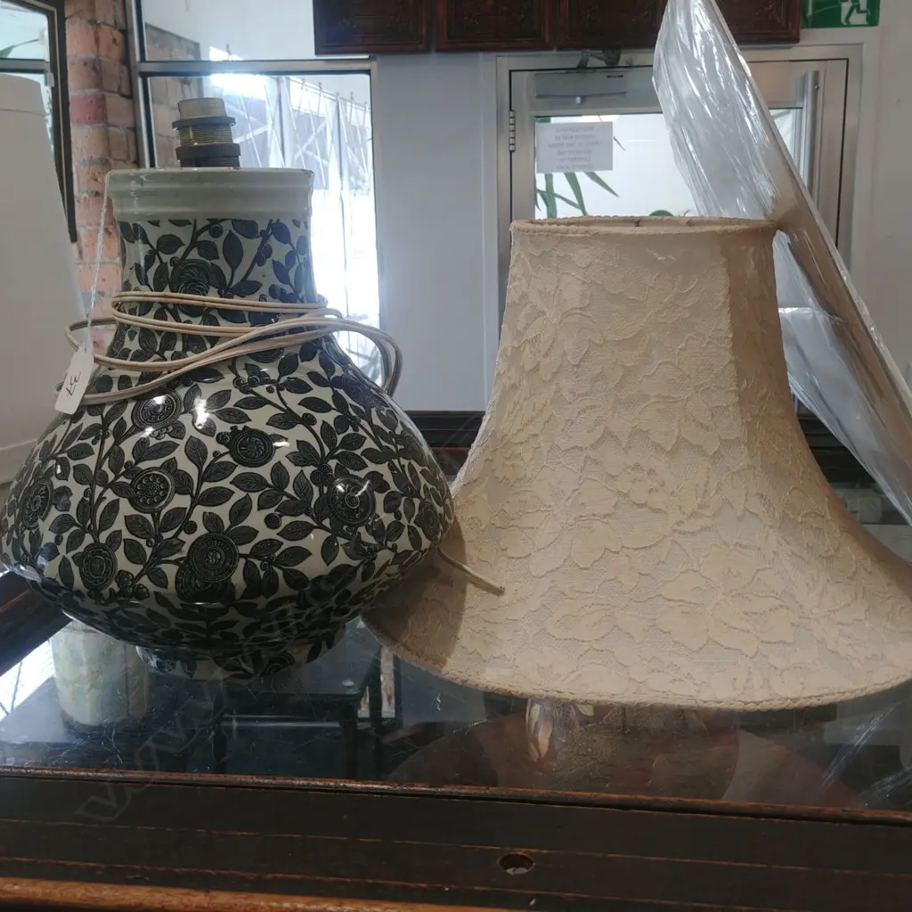 CHINA TABLE LAMP WITH SHADE Image 1++