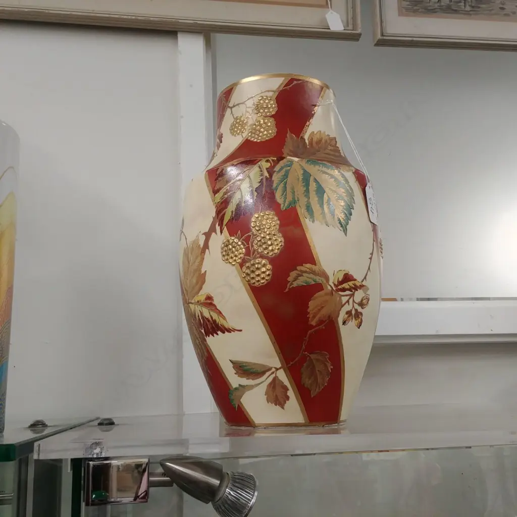 LARGE WEDGWOOD HANDPAINTED GILT VASE Image 1++