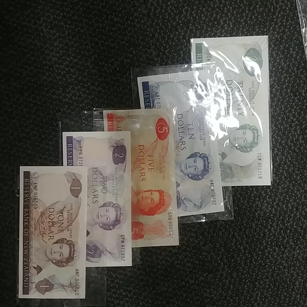 OLD NZ BANK NOTES:$20,10,5,2 & 10X1 CONSEC Image 1++