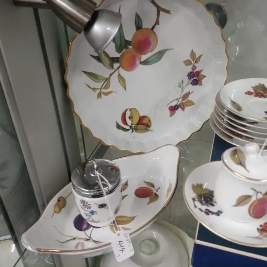 2 WORCESTER PLATES + LIDDED POT