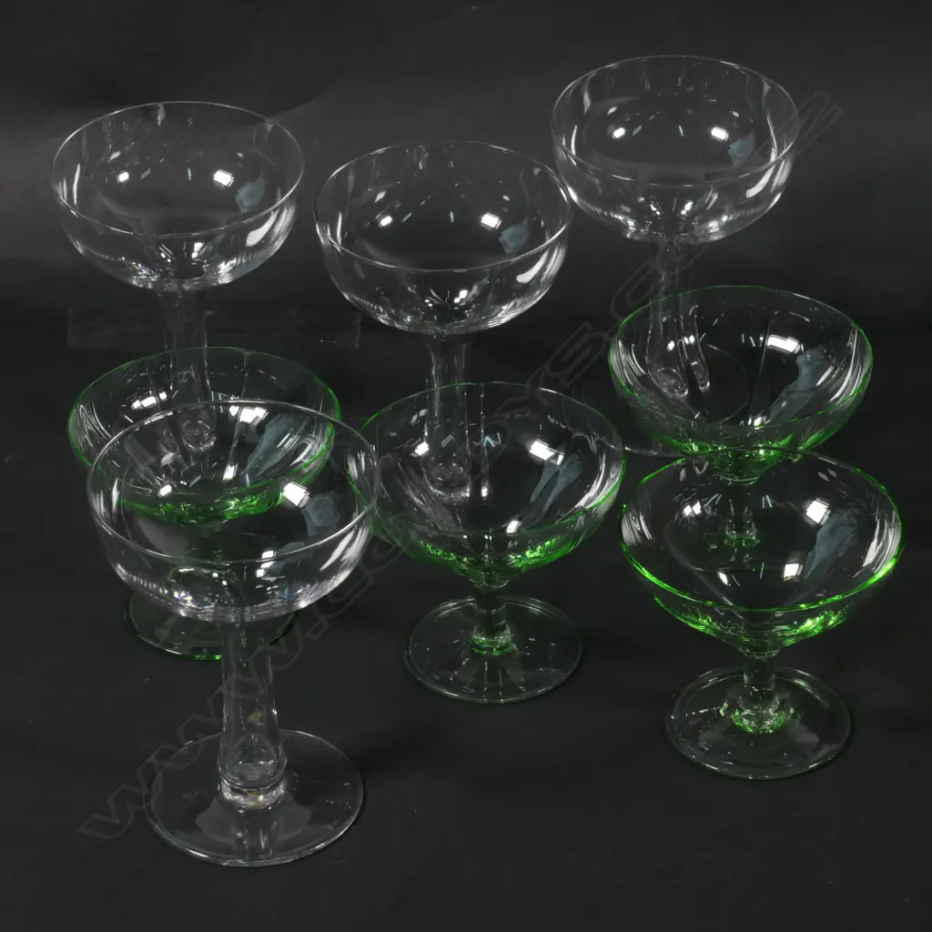 4 HOLLOW STEM CHAMPAGNE GLASSES + 4 GREEN GLASSES Image 1++
