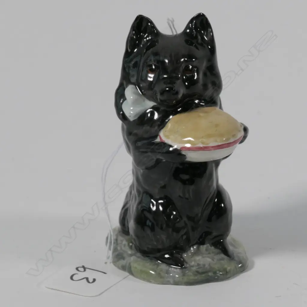 BESWICK BEATRIX DUCHESS HOLDING A PIE BP-3B Image 1++
