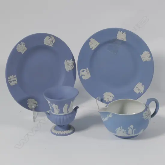 WEDGWOOD JASPERWARE 2 PLATES, URN & JUG