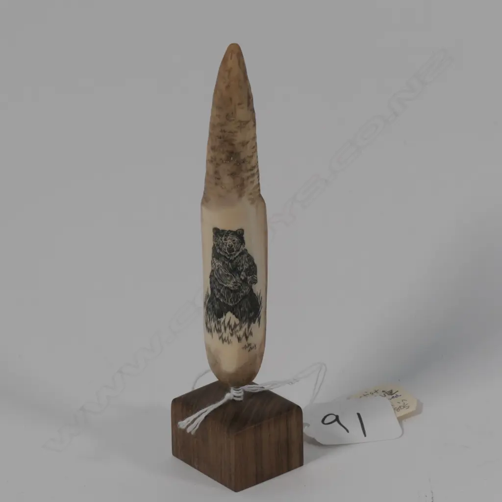 SCRIMSHAW ON FOSSIL WALRUS TOOTH OF A BEAR BY MIKE LUIZ C 1980 ALASKA H 110 MM Image 1++