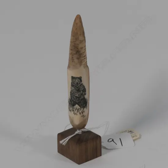 SCRIMSHAW ON FOSSIL WALRUS TOOTH OF A BEAR BY MIKE LUIZ C 1980 ALASKA H 110 MM