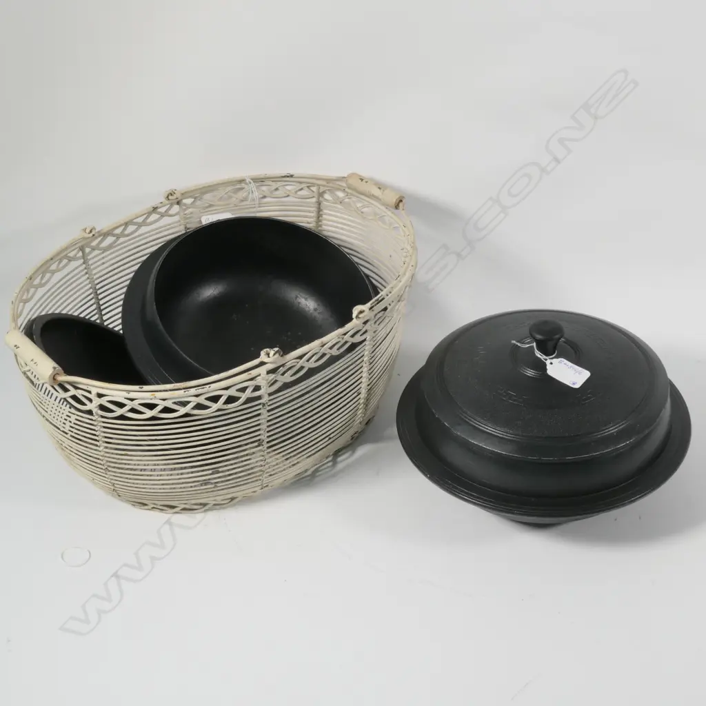 PR OF CAST TRON COOKING VESSELS AND WIRE BASKET Image 1++