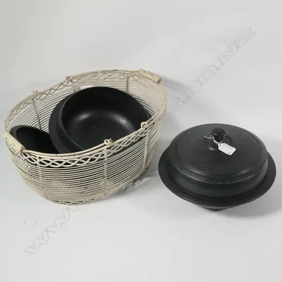 PR OF CAST TRON COOKING VESSELS AND WIRE BASKET
