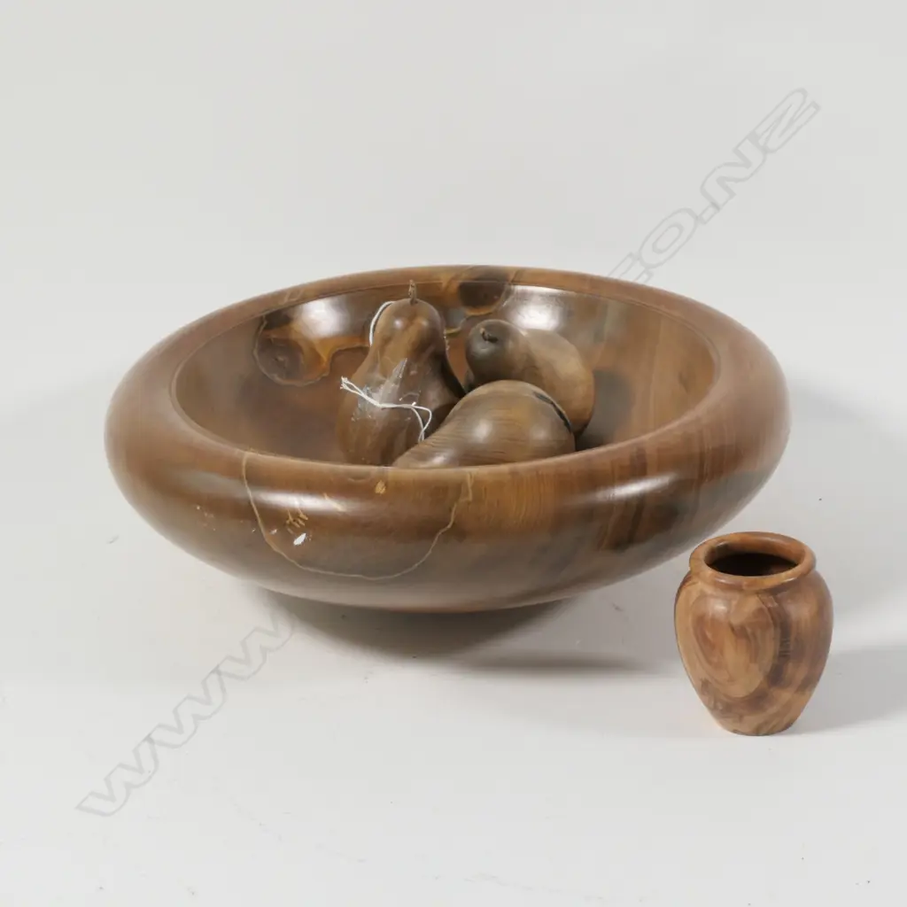 TURNED KAHIKATEA BOWL + 3 FRUIT AND VASE D 280 MM Image 1++
