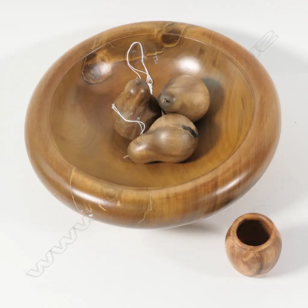 TURNED KAHIKATEA BOWL + 3 FRUIT AND VASE D 280 MM Image 1++