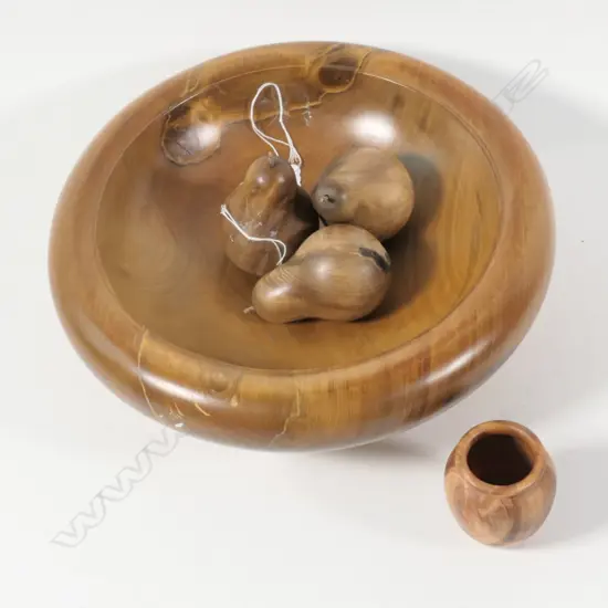 TURNED KAHIKATEA BOWL + 3 FRUIT AND VASE D 280 MM