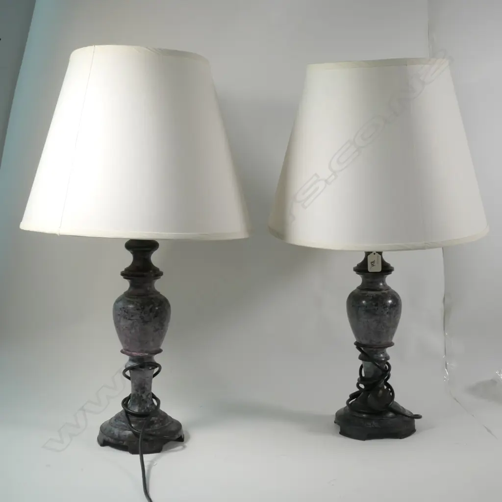 PAIR ANTIQUE STYLE BRONZE LAMPS H. 680 INCL. SHADE Image 1++