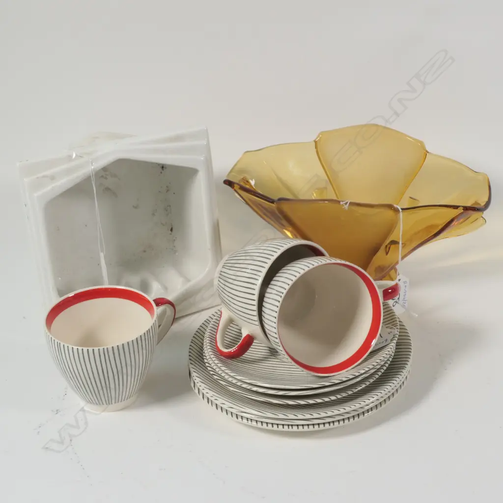 LOT SOAP HOLDER/ DECO GLASS VASE + BROADHURST HARLEM TRIOS Image 1++