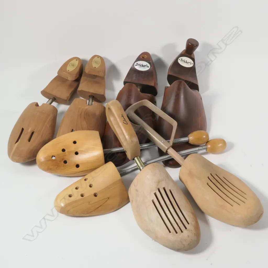 4 PAIRS OF SHOE LASTS Image 1++