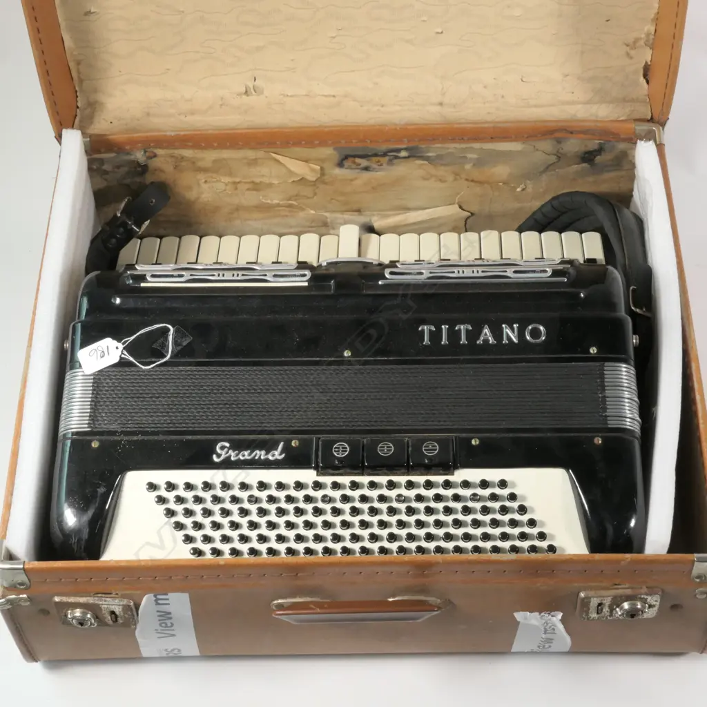 VINTAGE TITANO 'ORGANETTE' PIANO ACCORDION  Image 1++