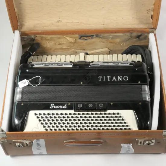 VINTAGE TITANO 'ORGANETTE' PIANO ACCORDION 