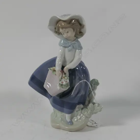 LLARDRO FIGURE OF A YOUNG GIRL WITH FLOWERS H 180 MM