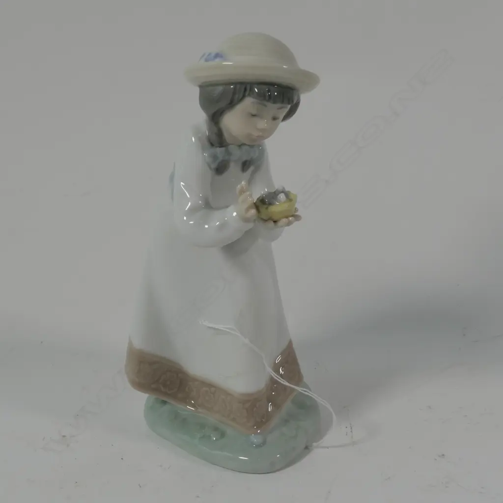 NAO FIGURE GIRL WITH CHICKS H 170 MM Image 1++