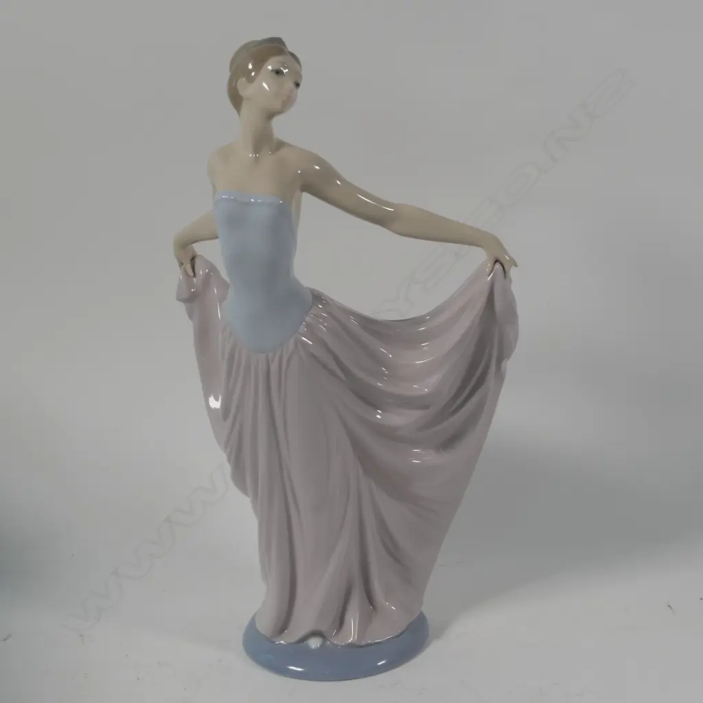 LLADRO FIGURE OF A DANCER H 300 MM Image 1++