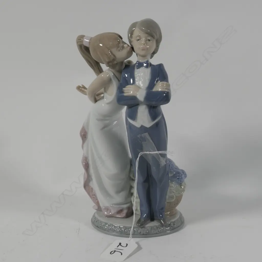 LLADRO FIGURE OF A YOUNG BOY AND GIRL H 210 MM Image 1++