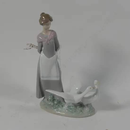 LLADRO FIGURE OF A WOMAN WITH GEESE H 240 MM