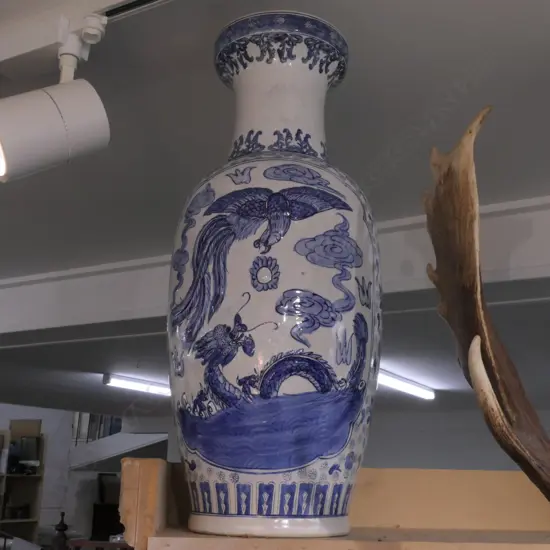 CHINESE B+WHITE VASE H 660 MM