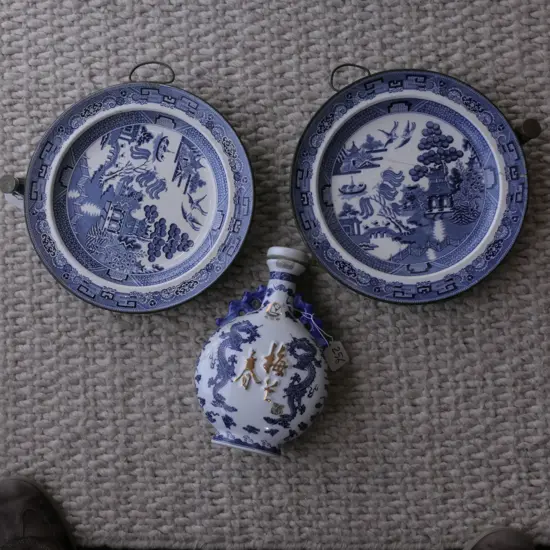 VICT WILLOW PATTERN BLUE & WHITE, BRASS PR PLATE WARMERS WITH CHINESE BOTTLE