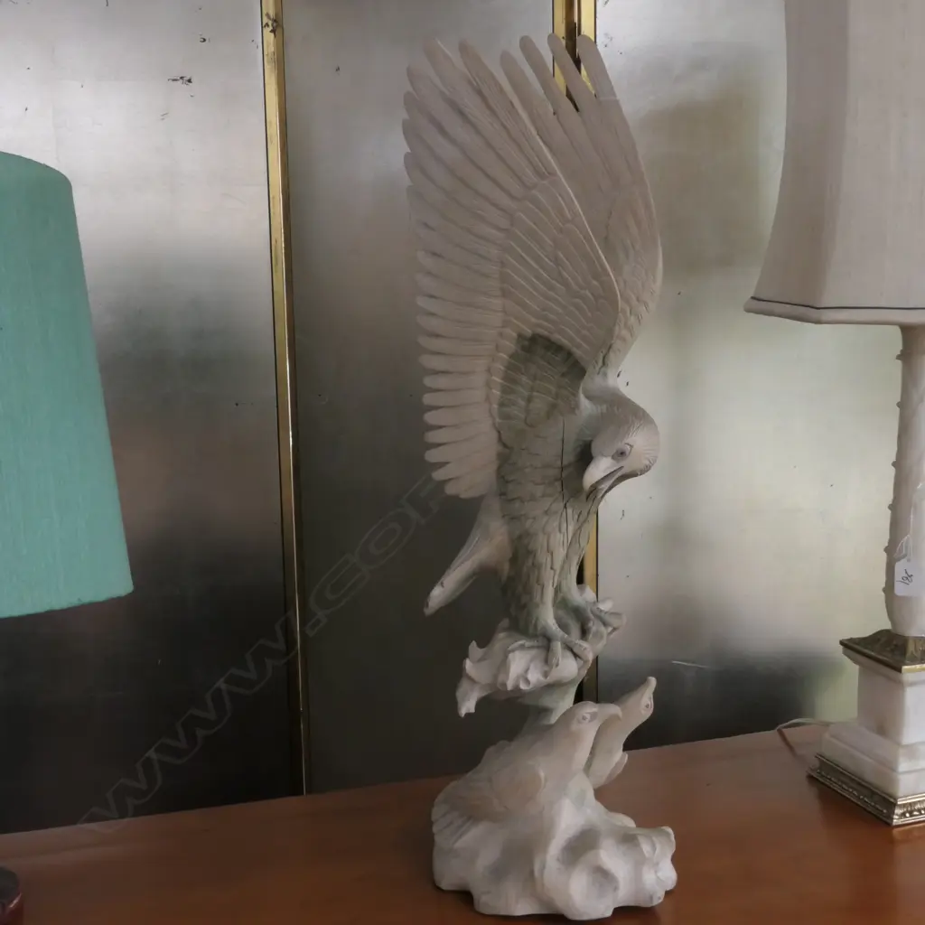 CARVED EAGLE W 2 CHICKS ON STUMP WINGS RAISED Image 1++