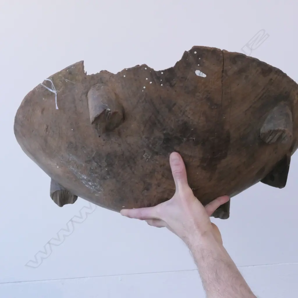 19TH CENTURY VINTAGE FIJIAN KAVA BOWL SHOWING AGE AND DAMAGE TO ALL FOUR FEET 500MM DIA Image 1++