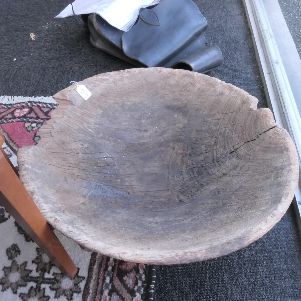 19TH CENTURY VINTAGE FIJIAN KAVA BOWL SHOWING AGE AND DAMAGE TO ALL FOUR FEET 500MM DIA Image 1++