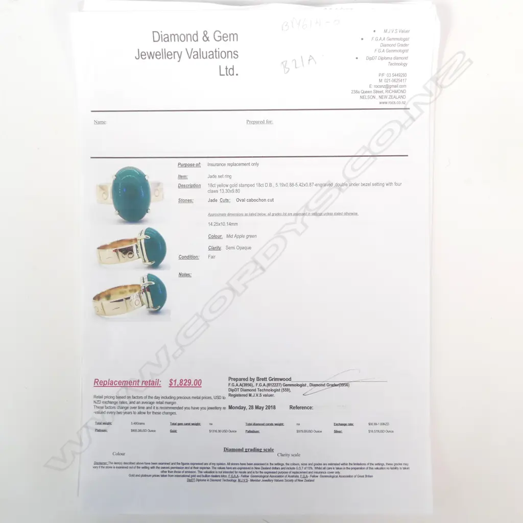 18CT GOLD AND JADE RING  (B21A) Image 1++