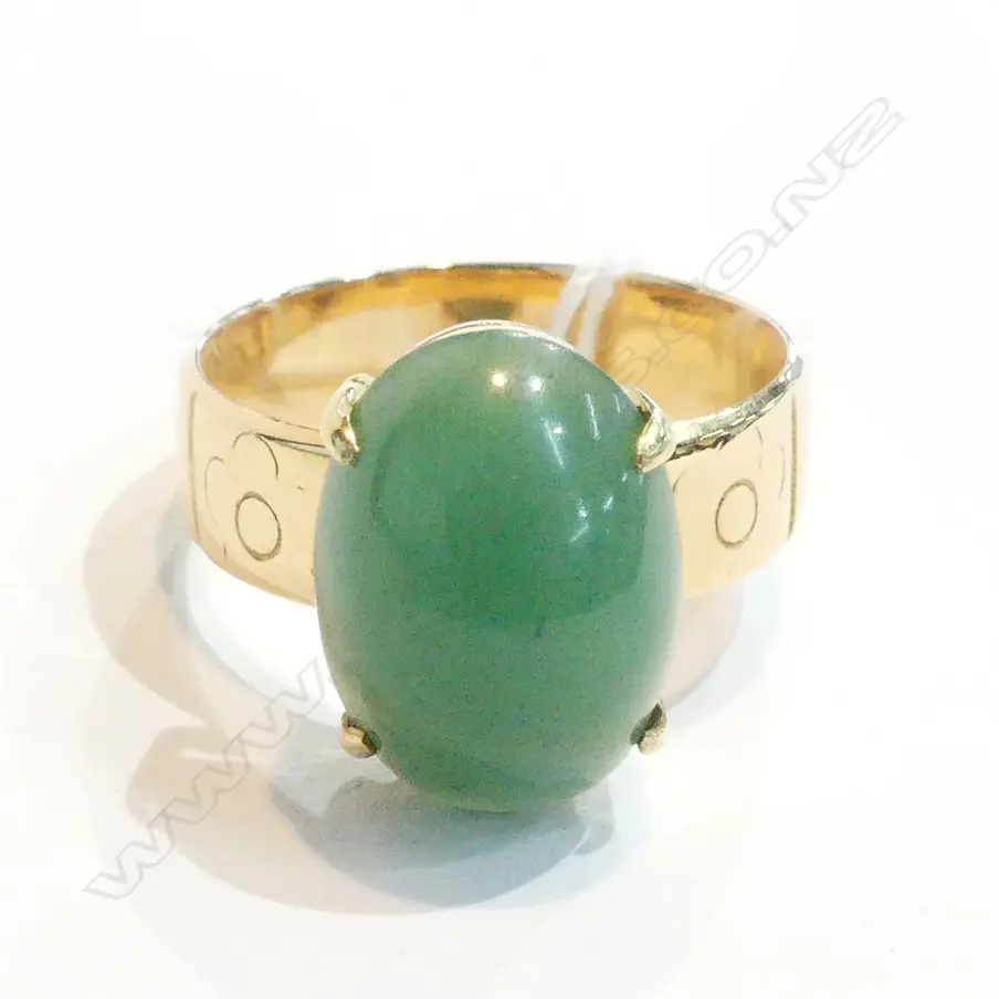 18CT GOLD AND JADE RING  (B21A) Image 1++